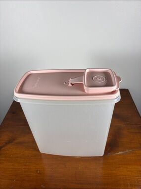 Tupperware 1588-6 Pink Airtight Food cereal Storage Container with Pour Spout